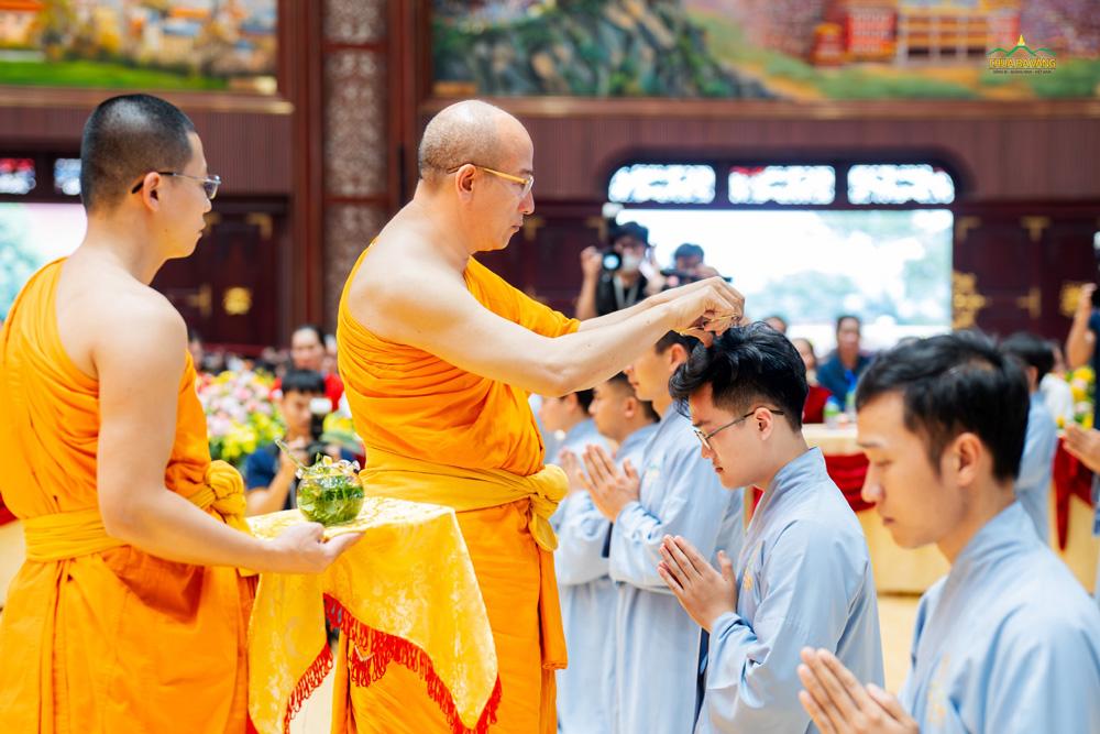 Xuất gia là rời bỏ cuộc sống thế tục, sống đời tu sĩ, bước đi trên con đường tầm cầu giải thoát